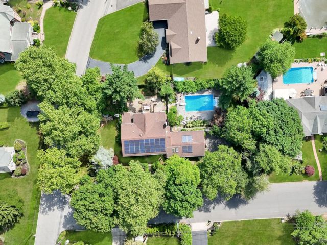 4 BR,  5.00 BTH &nbsp;Colonial style home in Oakdale