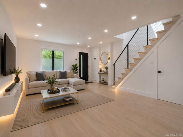  3 BR,  3.00 BTH &nbsp;House style home in Bushwick