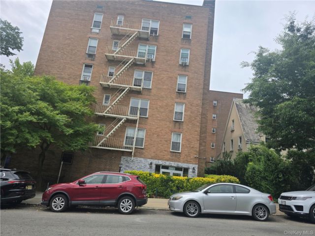  1 BR,  1.00 BTH &nbsp;Mid rise style home in Kew Gardens