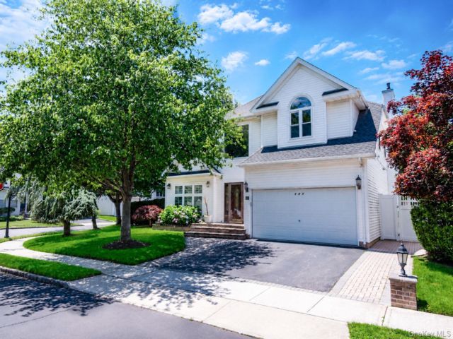  4 BR,  5.00 BTH &nbsp;Colonial style home in Melville