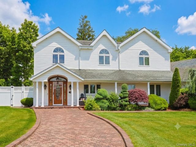  5 BR,  3.00 BTH &nbsp;Colonial style home in Levittown