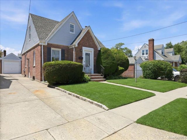  3 BR,  2.00 BTH &nbsp;Cape cod style home in Franklin Square
