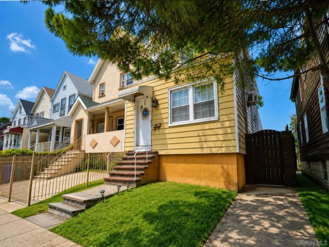  3 BR,  2.00 BTH &nbsp;Colonial style home in Elm Park
