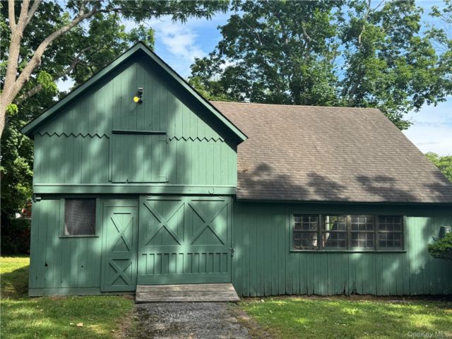  2 BR,  0.00 BTH &nbsp;Carriage house style home in Center Moriches