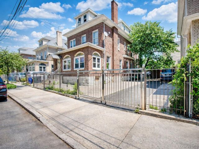 Studio,  0.00 BTH &nbsp;Contemporary style home in Jerome Avenue