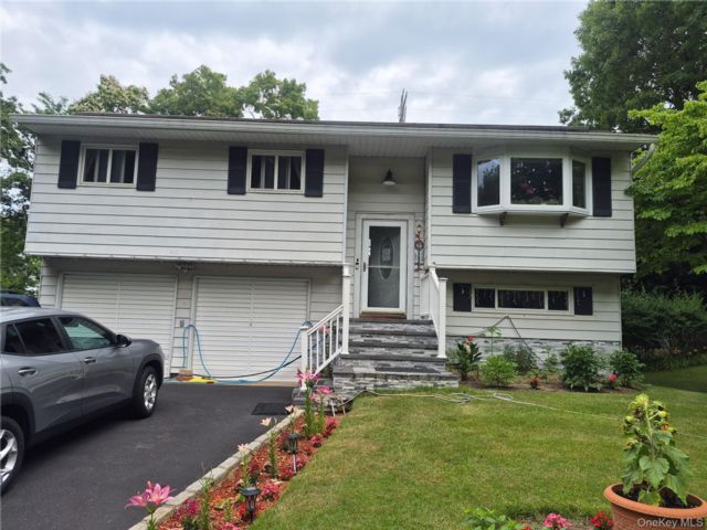  4 BR,  3.00 BTH &nbsp;Hi ranch style home in Ronkonkoma