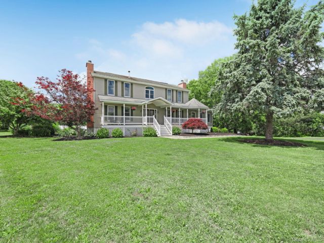  4 BR,  3.00 BTH &nbsp;Colonial style home in Middletown