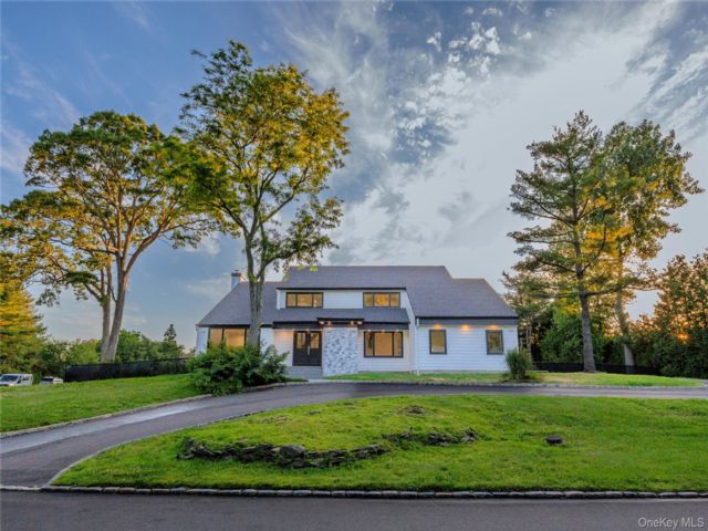  5 BR,  5.00 BTH &nbsp;Colonial style home in Woodbury
