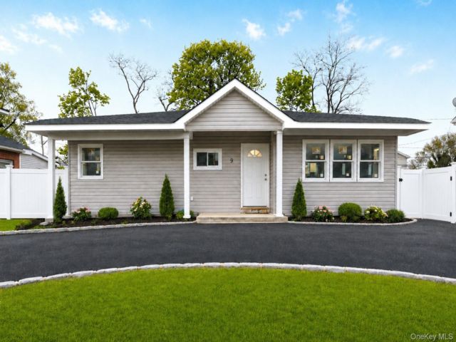  2 BR,  1.00 BTH &nbsp;Ranch style home in Amityville