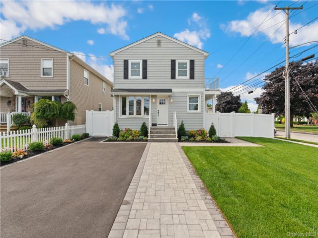  5 BR,  3.00 BTH &nbsp;House style home in Seaford