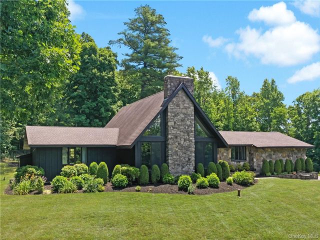  3 BR,  3.00 BTH &nbsp;A-frame style home in Highland
