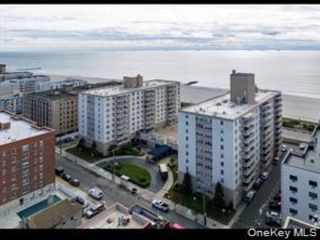  1 BR,  1.00 BTH &nbsp;High rise style home in Long Beach