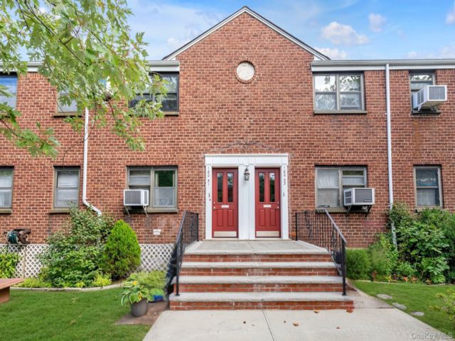  2 BR,  1.00 BTH &nbsp;Garden style home in Whitestone
