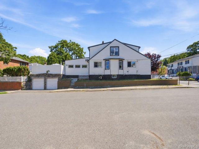  3 BR,  3.00 BTH &nbsp;Colonial style home in Yonkers