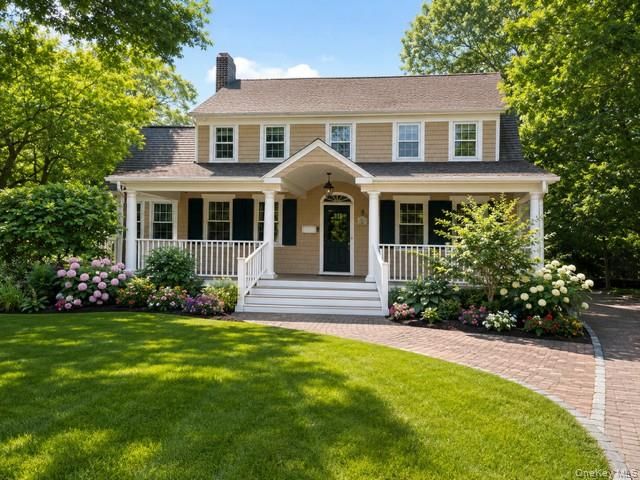  4 BR,  2.00 BTH &nbsp;Colonial style home in Brightwaters
