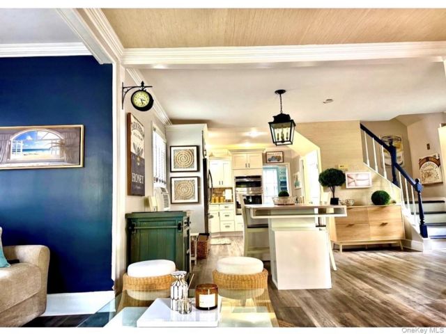  3 BR,  2.00 BTH &nbsp;Craftsman style home in Huntington Station