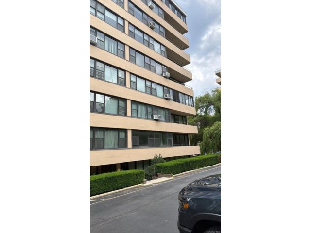  3 BR,  1.00 BTH &nbsp;Mid rise style home in Whitestone