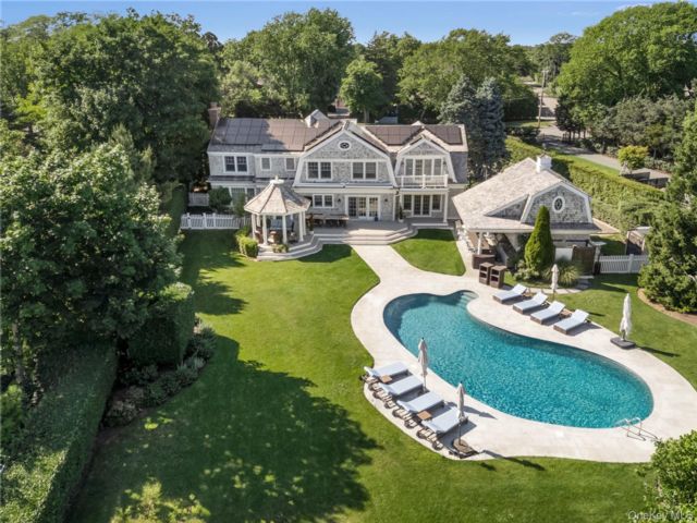  7 BR,  8.00 BTH &nbsp;Traditional style home in Westhampton Beach