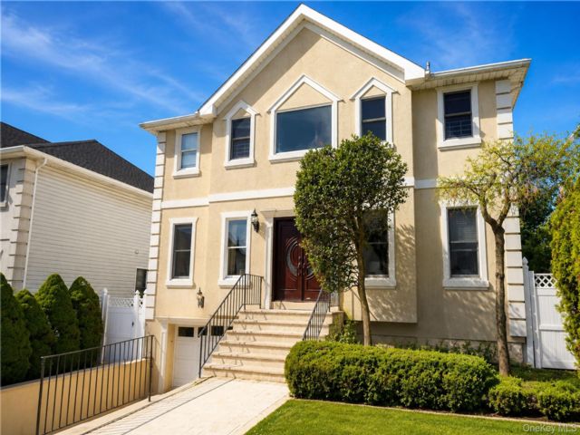  4 BR,  5.00 BTH &nbsp;Other style home in New Brighton