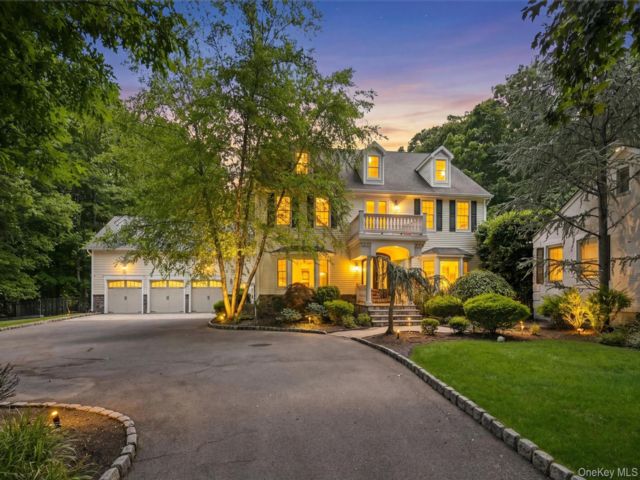  6 BR,  7.00 BTH &nbsp;Colonial style home in New City
