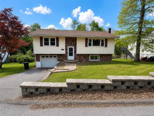  3 BR,  3.00 BTH &nbsp;Raised ranch style home in New Windsor