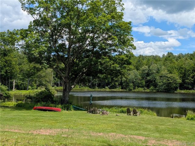  3 BR,  2.00 BTH &nbsp;Garden style home in Swan Lake