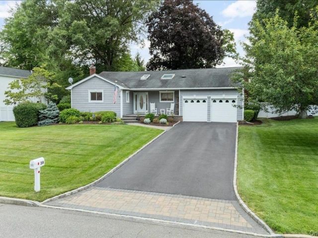 [Smithtown Real Estate, listing number 7305273]