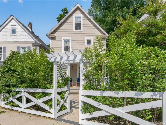  4 BR,  3.00 BTH &nbsp;Colonial style home in Oyster Bay