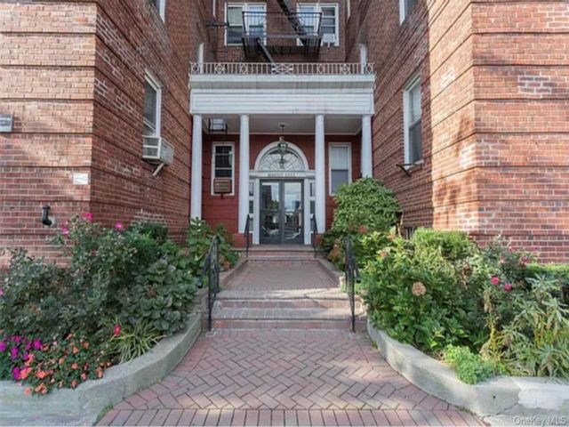  2 BR,  1.00 BTH &nbsp;Mid rise style home in Forest Hills