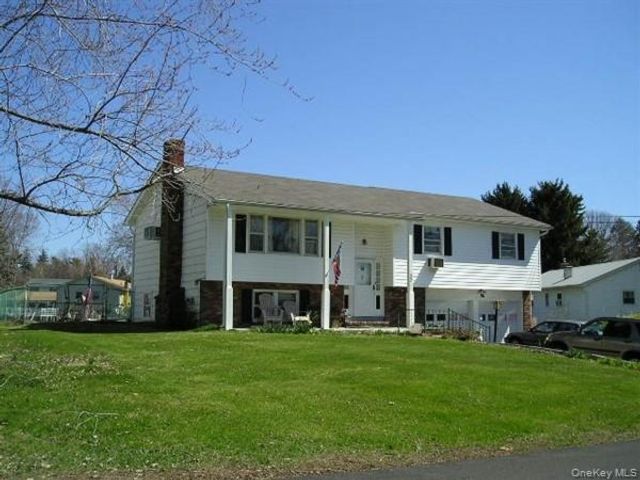  3 BR,  3.00 BTH &nbsp;Raised ranch style home in New Windsor