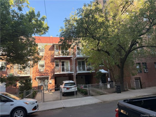  7 BR,  3.00 BTH &nbsp;House style home in Astoria