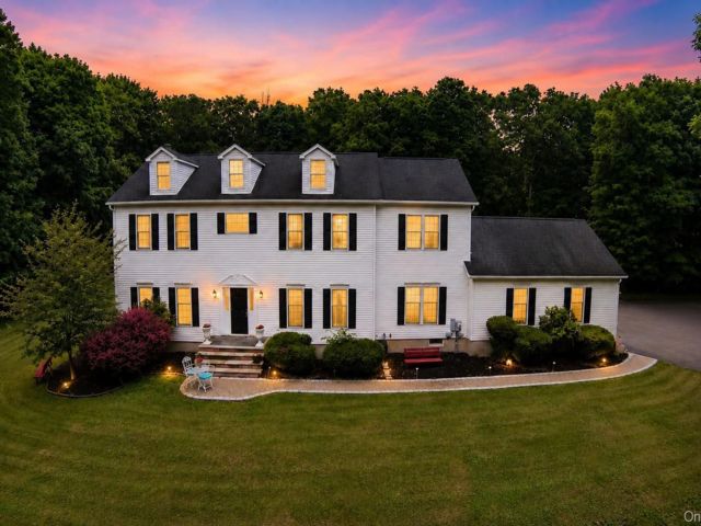  4 BR,  3.00 BTH &nbsp;Colonial style home in Middletown