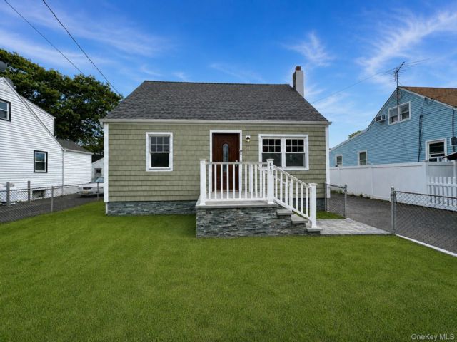 4 BR,  2.00 BTH &nbsp;Exp cape style home in Lindenhurst