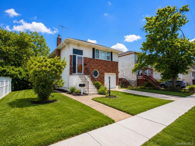  2 BR,  1.00 BTH &nbsp;Hi ranch style home in Island Park