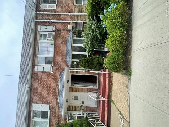  4 BR,  3.00 BTH &nbsp;House style home in Ozone Park