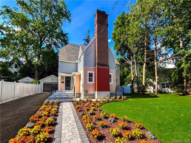  4 BR,  4.00 BTH &nbsp;Colonial style home in New Rochelle