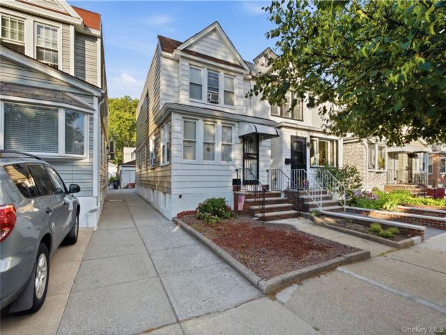  3 BR,  2.00 BTH &nbsp;Colonial style home in Glendale