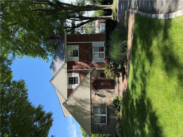 3 BR,  2.00 BTH &nbsp;Tudor style home in Great Neck