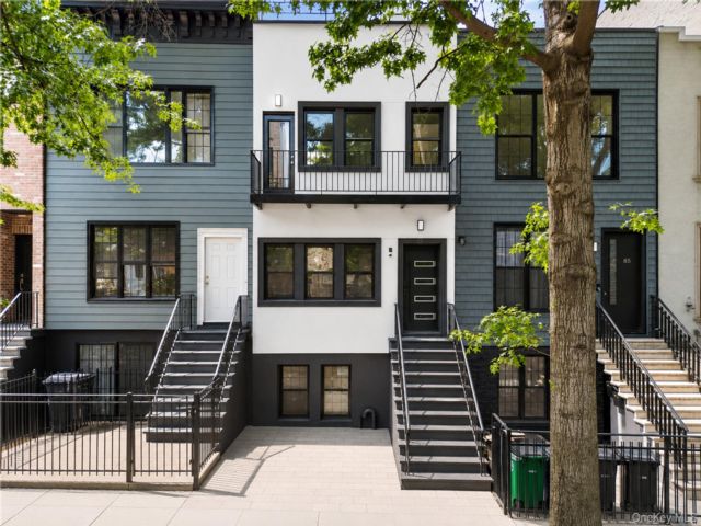  4 BR,  5.00 BTH &nbsp;House style home in East New York
