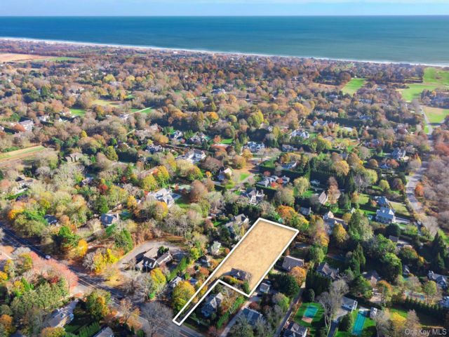 Lot <b>Size:</b>  &nbsp;House style home in East Hampton