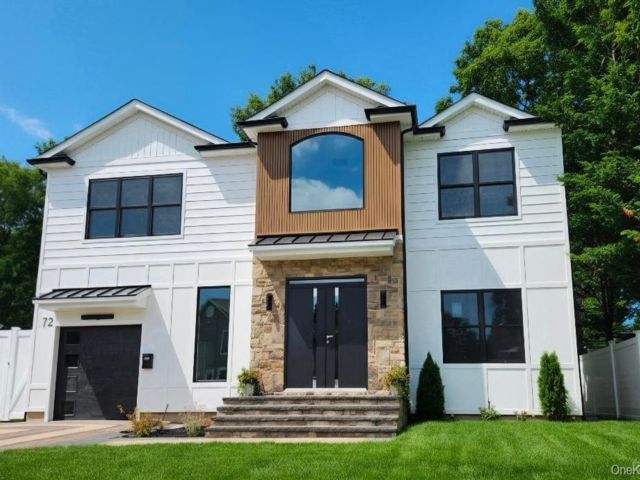  5 BR,  6.00 BTH &nbsp;Colonial style home in Westbury