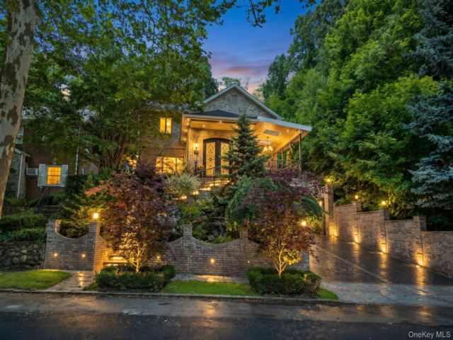  5 BR,  4.00 BTH &nbsp;Colonial style home in Jamaica Estates