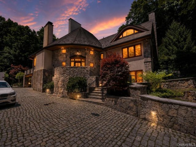  3 BR,  5.00 BTH &nbsp;Contemporary style home in Ossining