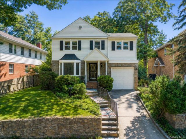  4 BR,  4.00 BTH &nbsp;Colonial style home in Jamaica Estates