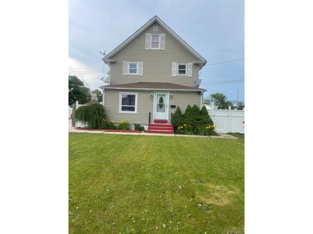  5 BR,  2.00 BTH &nbsp;Colonial style home in Central Islip