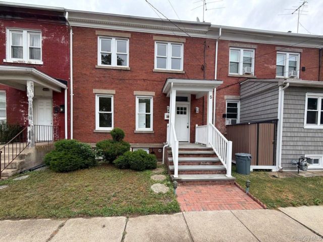  4 BR,  2.00 BTH &nbsp;Colonial style home in Farmingdale