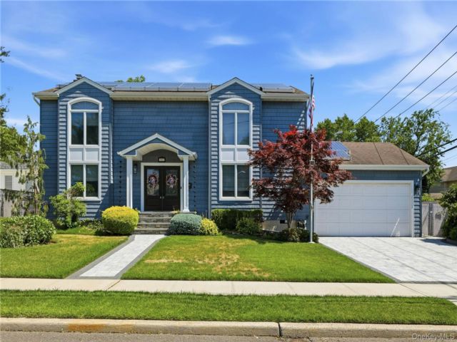  4 BR,  2.00 BTH &nbsp;Colonial style home in Franklin Square