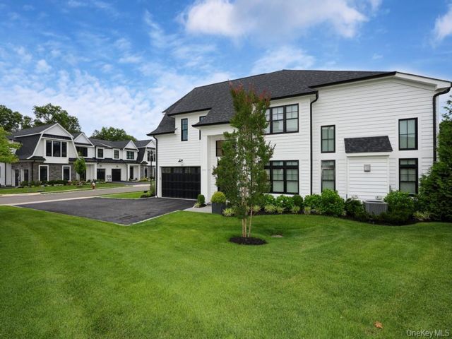  3 BR,  4.00 BTH &nbsp;House style home in Woodbury