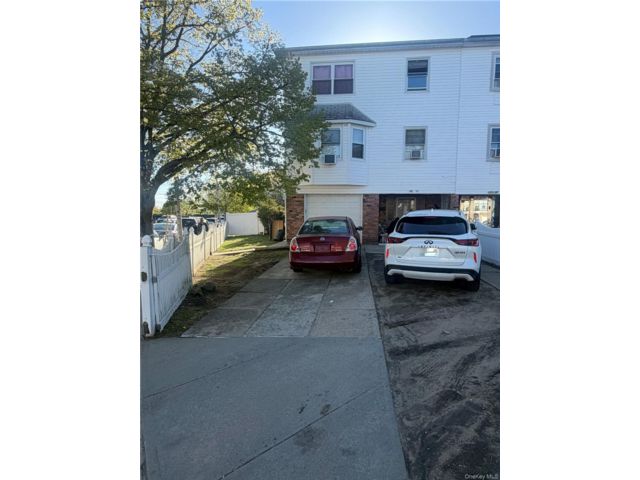  6 BR,  4.00 BTH &nbsp;House style home in Rosedale