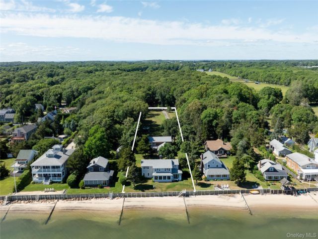  6 BR,  4.00 BTH &nbsp;Cape cod style home in Mattituck